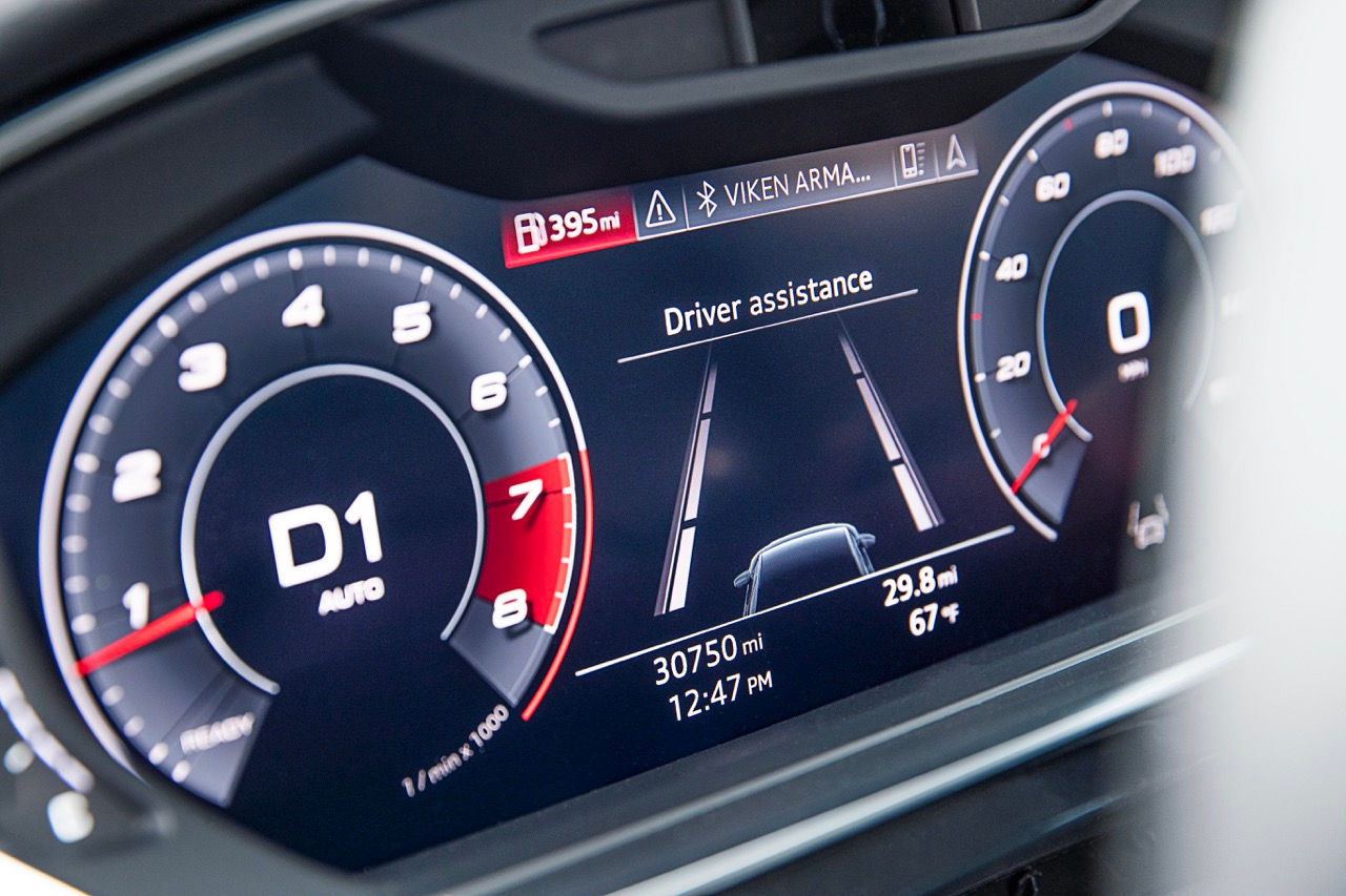 Ein digitales Armaturenbrett mit Driver assistance